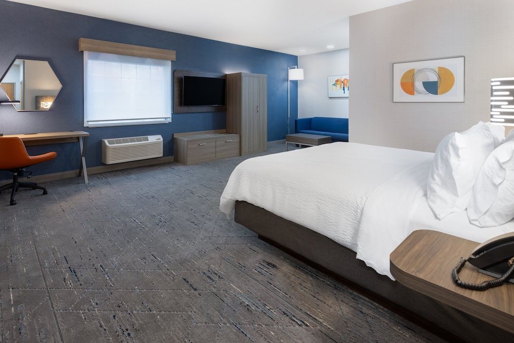 Holiday Inn Express & Suites Center Township by IHG 3