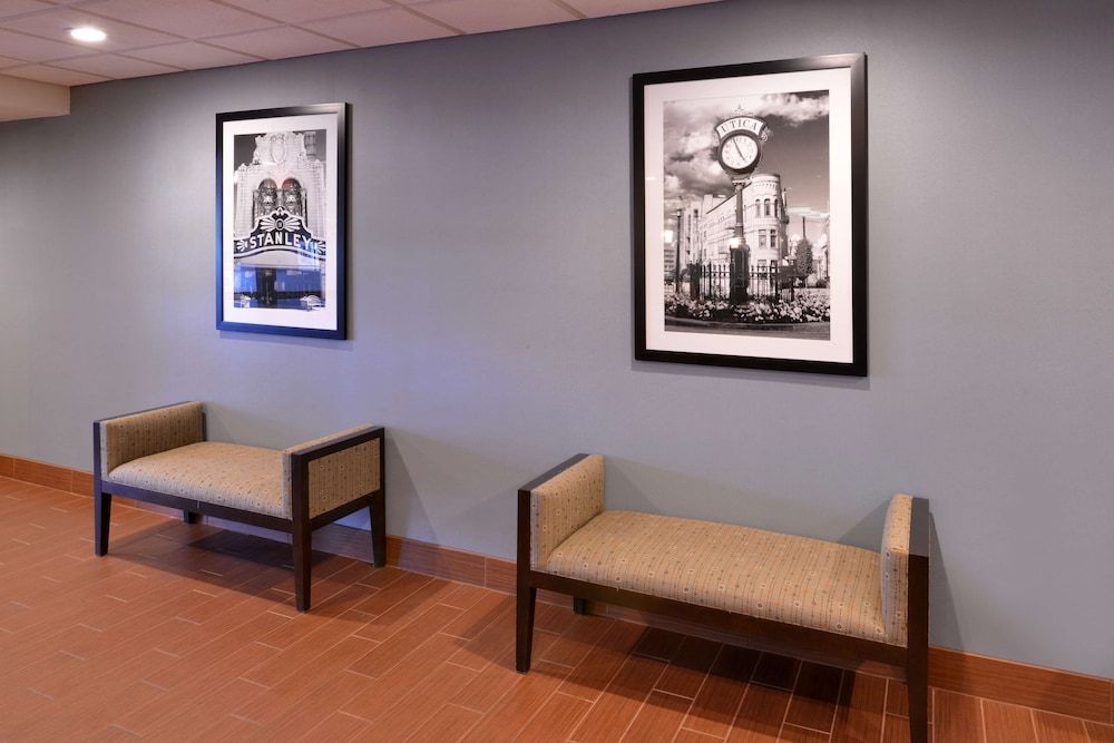 Hampton Inn Utica 3