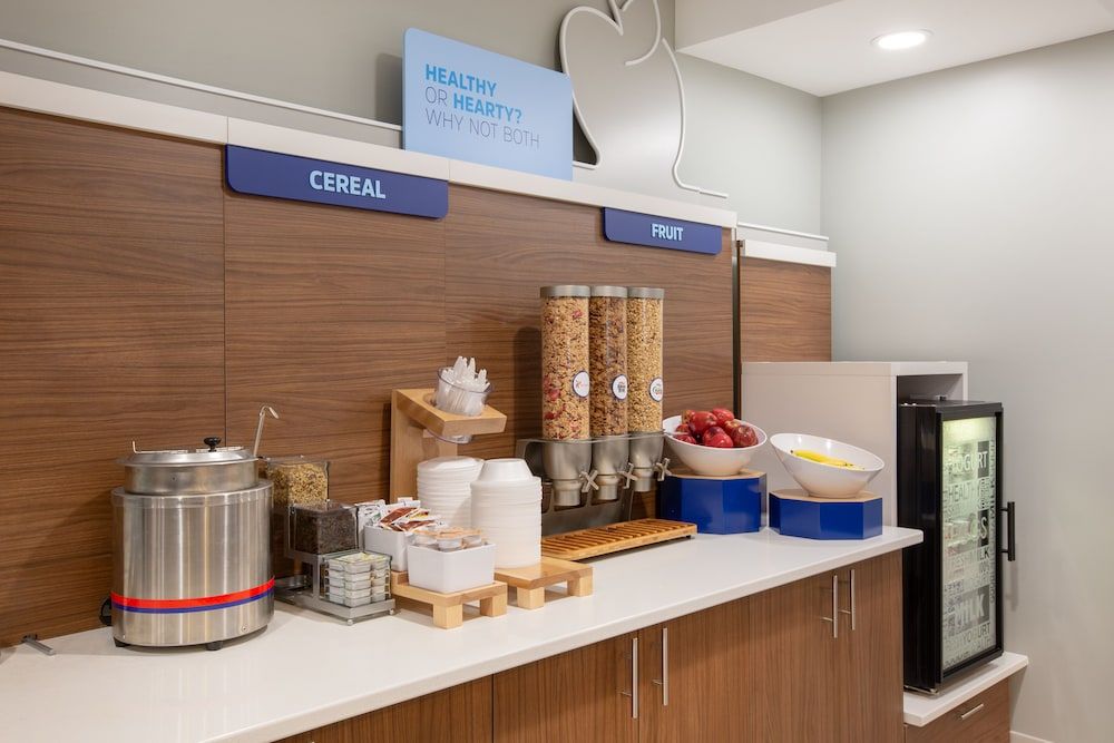Holiday Inn Express Hotel & Suites Columbus by IHG 3