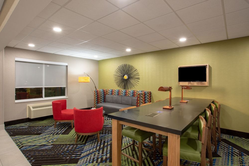Holiday Inn Express Hotel & Suites Columbus by IHG 2