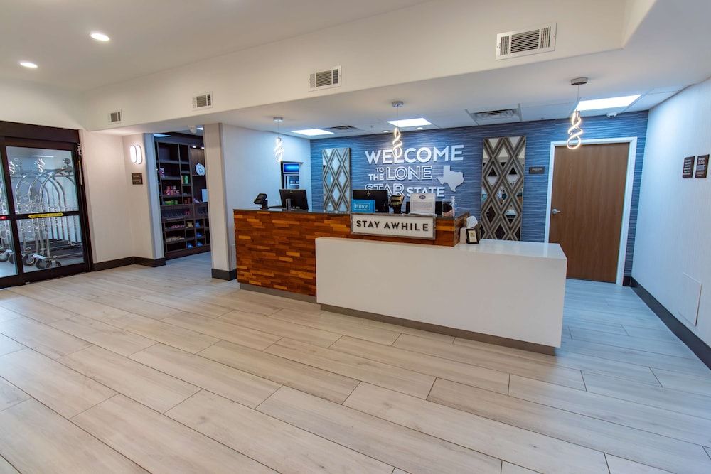 Hampton Inn & Suites Denton 2