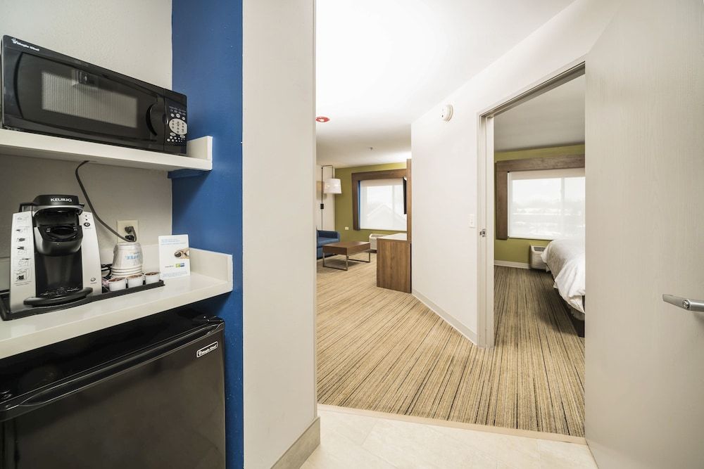 Holiday Inn Express Chicago NW - Vernon Hills by IHG 2