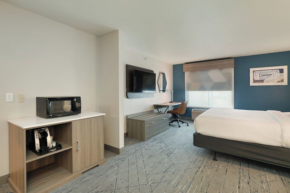 Holiday Inn Express & Suites New Berlin by IHG 3