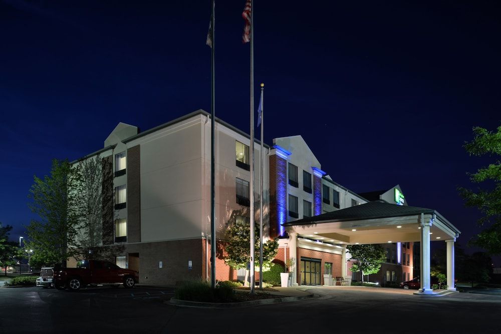 Holiday Inn Express & Suites New Berlin by IHG 2 estrellas en New Berlin