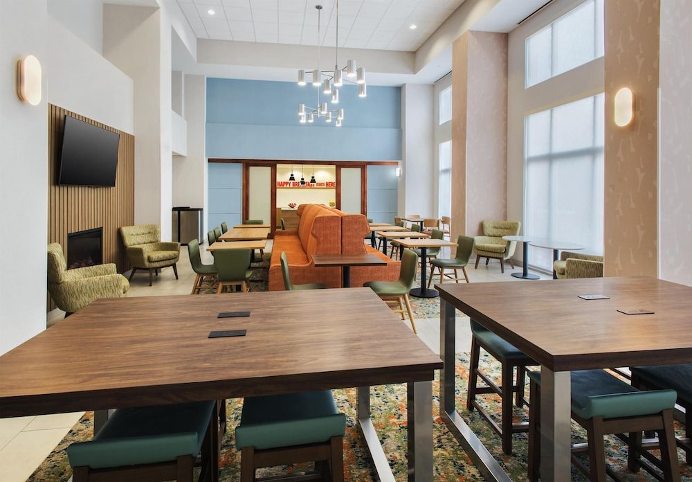 Hampton Inn & Suites Greenfield 2