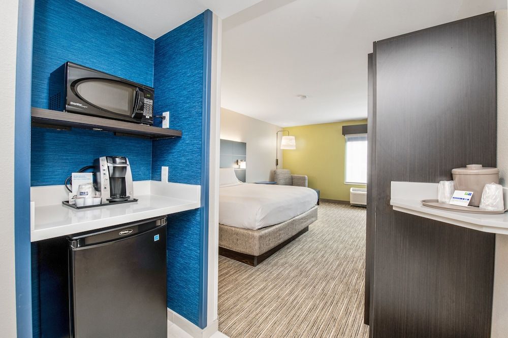 Holiday Inn Express & Suites Delafield by IHG 3