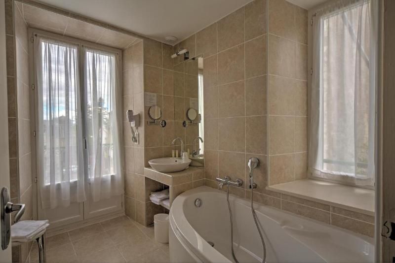 Logis Hotel De Paris Murol 2