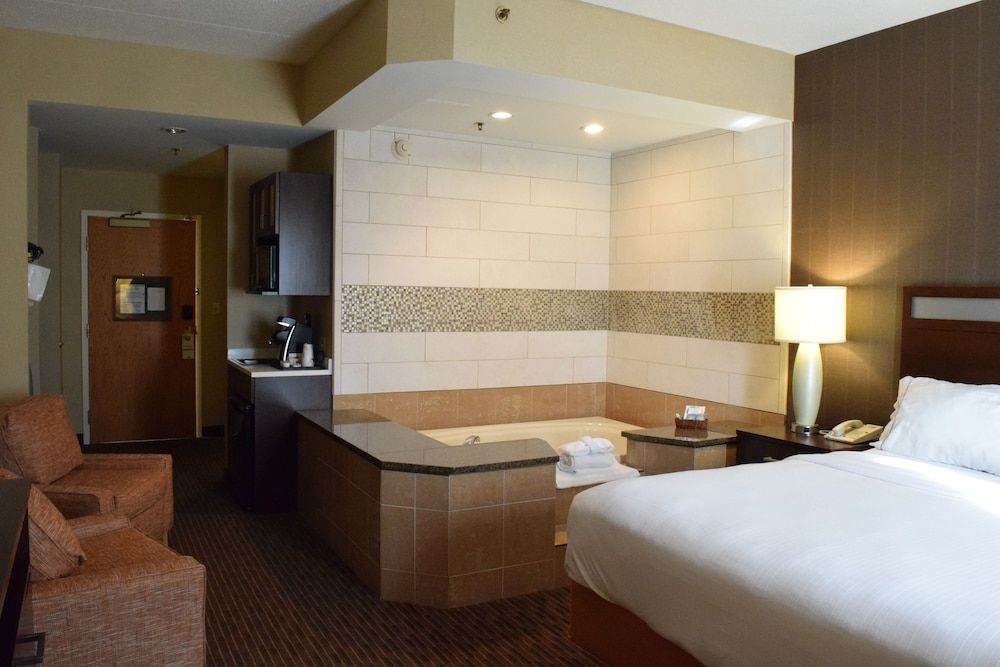 Holiday Inn Express Hotel & Suites Watertown-Thousand Island by IHG 2 estrellas en Watertown