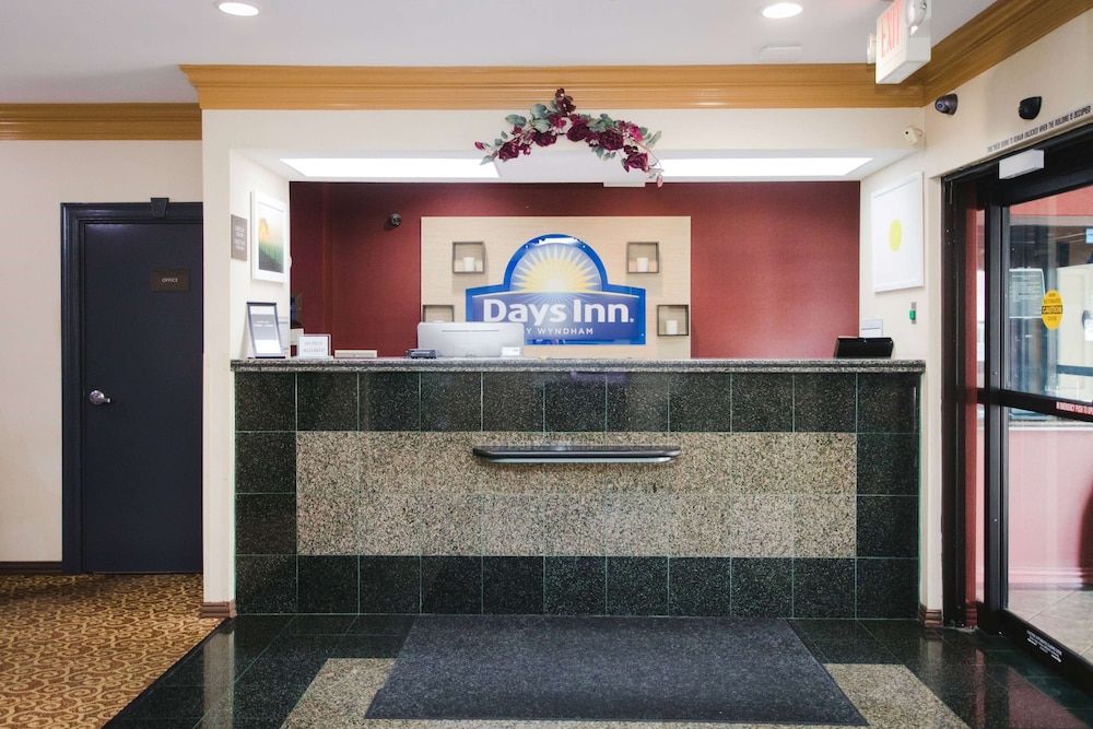 Days Inn by Wyndham Rosenberg 2