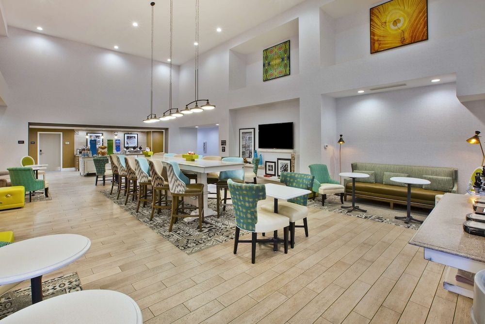 Hampton Inn & Suites Alliance 2