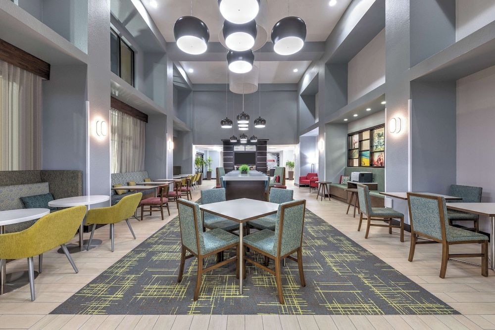 Hampton Inn & Suites Lake Jackson-Clute 2