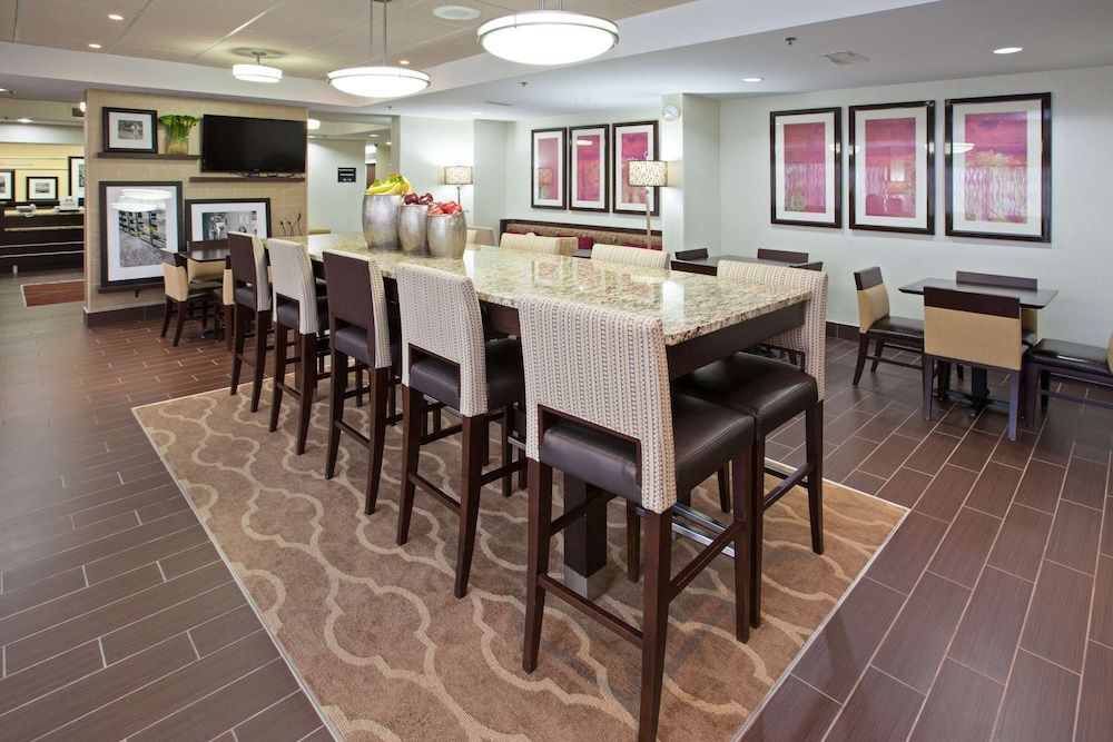 Hampton Inn Dickson 2