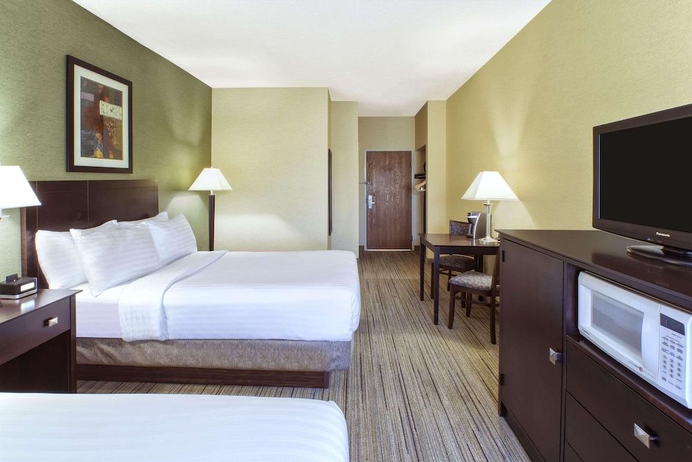 Country Inn & Suites by Radisson, Benton Harbor-St. Joseph, MI 3