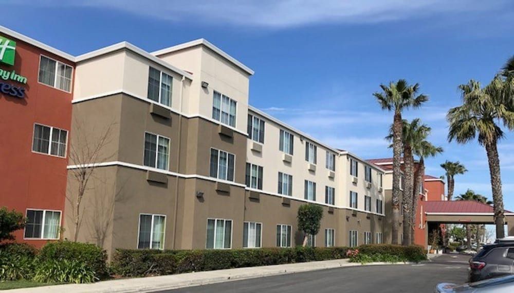 Holiday Inn Express Hotel & Suites Tracy by IHG 2 estrellas en Tracy