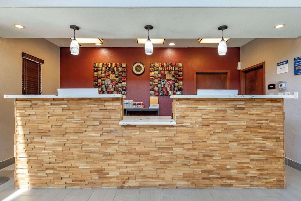 Best Western Plus Victoria Inn & Suites 3