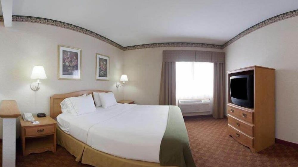 Holiday Inn Express & Suites Wauseon by IHG 3