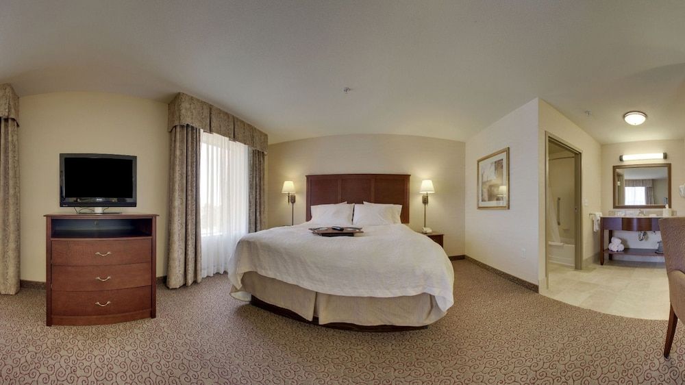 Hampton Inn & Suites West Bend 3