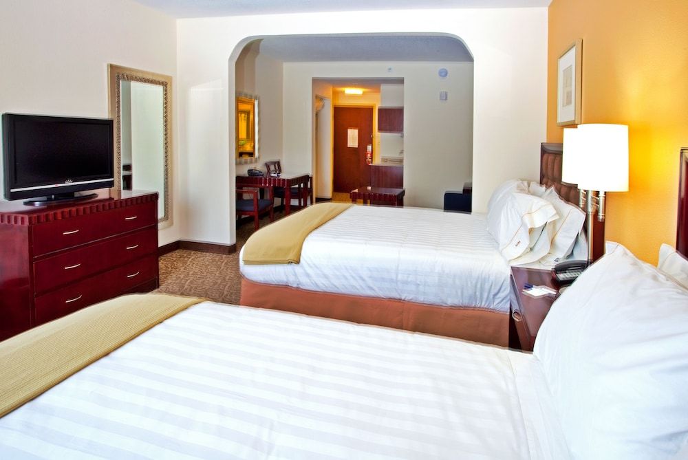 Holiday Inn Express Hotel & Suites Brooksville by IHG 3