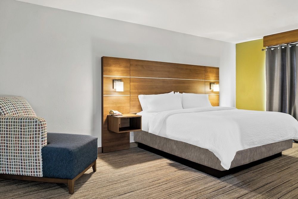 Holiday Inn Express & Suites Marion by IHG 3
