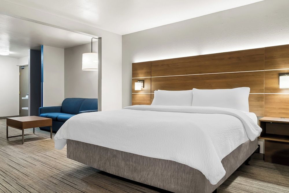 Holiday Inn Express & Suites Marion by IHG 2