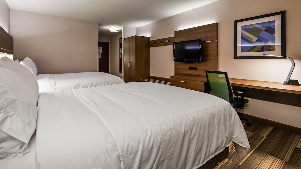Holiday Inn Express & Suites Detroit - Farmington Hills by IHG 3