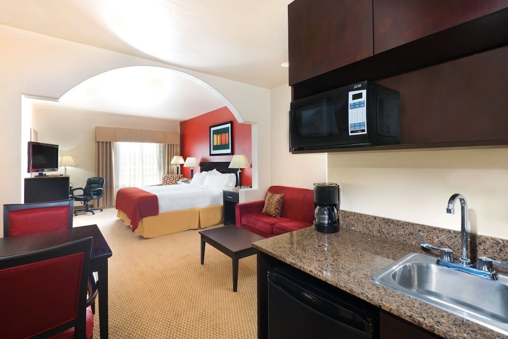 Holiday Inn Express & Suites Casa Grande by IHG 3