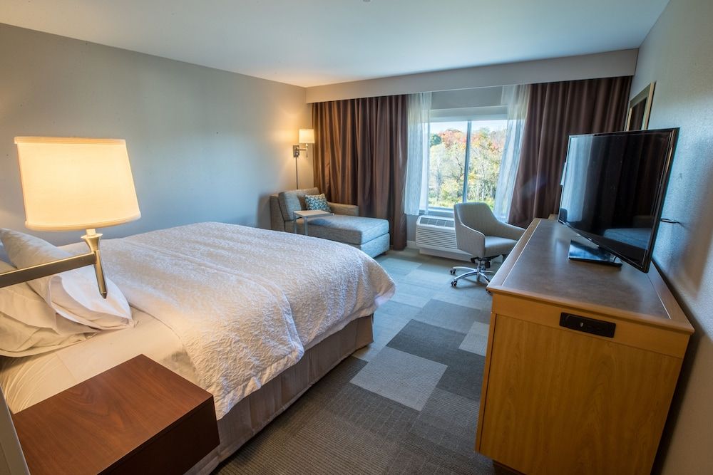 Hampton Inn by Hilton Amesbury 3