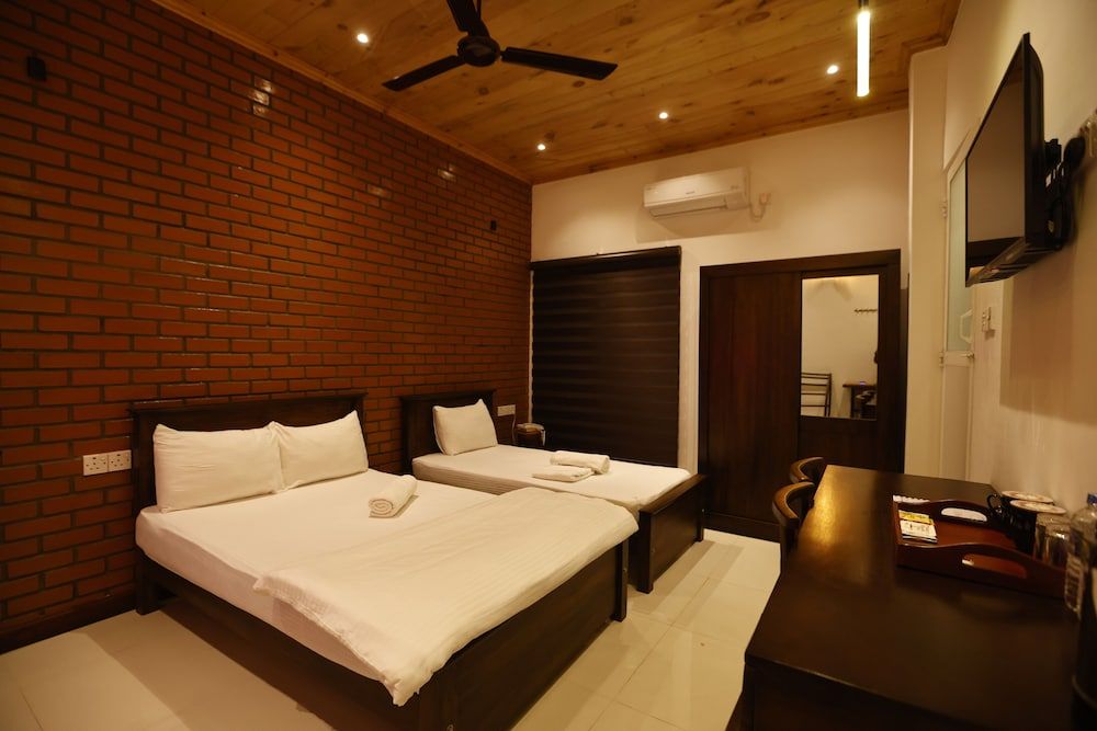 J Hotel 3