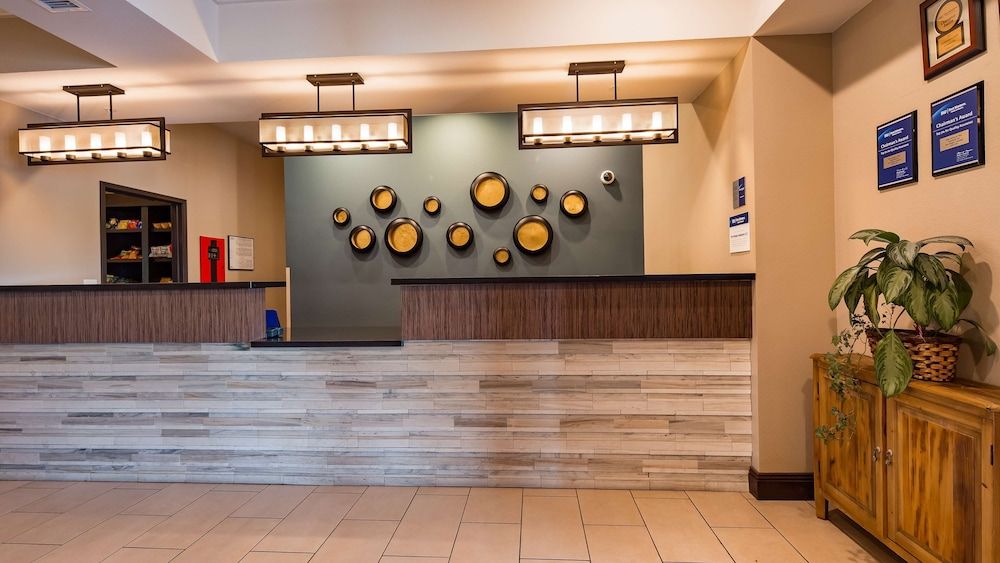 Best Western Plus Overland Inn 2
