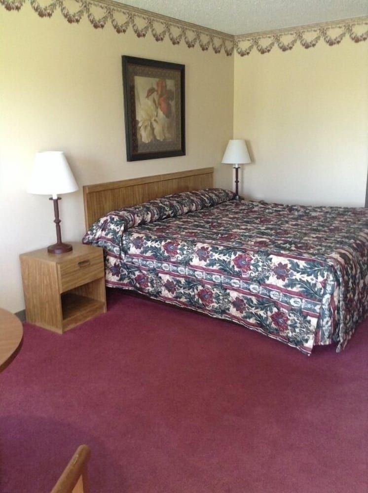 Dollinger's Motor Inn 3