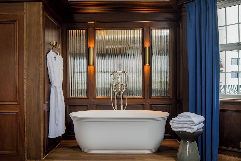 White Horses by Everly Hotels Collection 3
