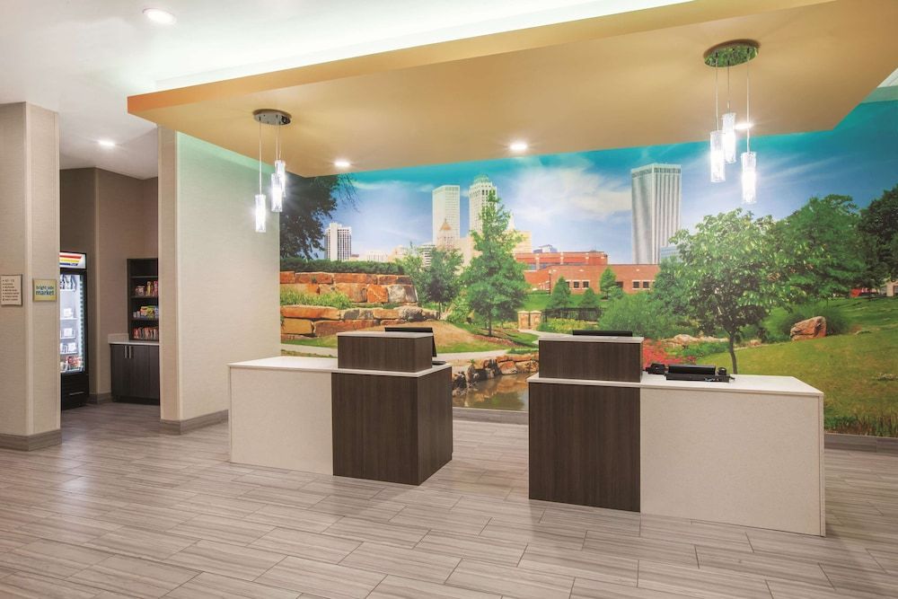 La Quinta Inn & Suites by Wyndham Tulsa Broken Arrow 3
