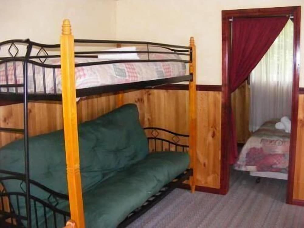 Cedar Lodge Cabins 3