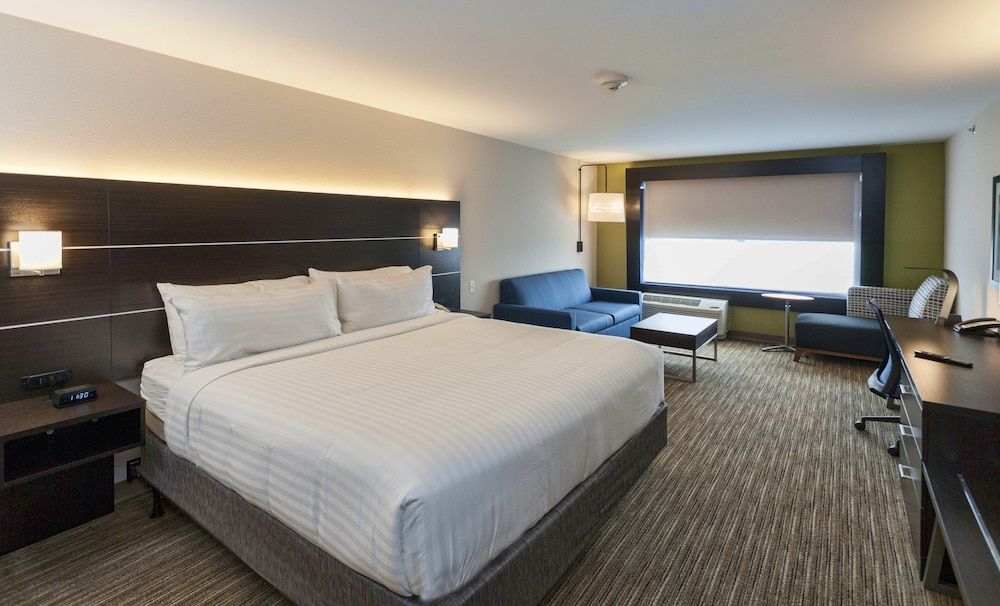Holiday Inn Express & Suites Dodge City by IHG 3