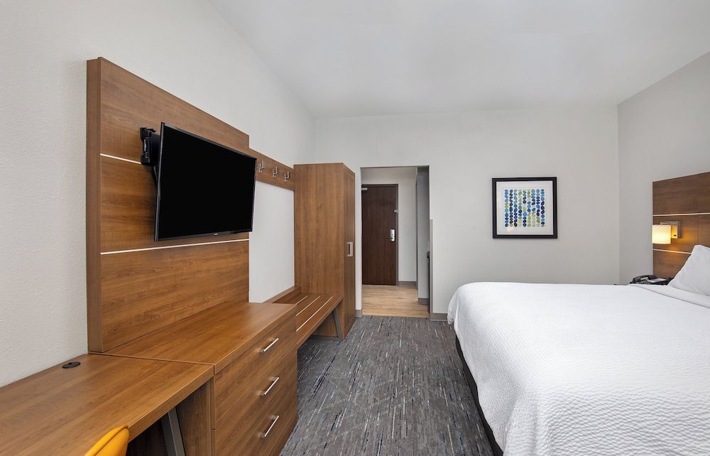 Holiday Inn Express & Suites Carrollton West by IHG 3