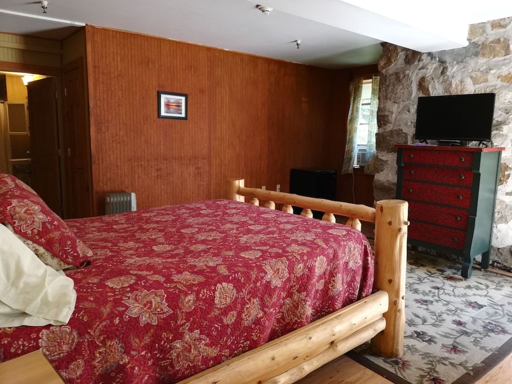 The Woods Inn 3
