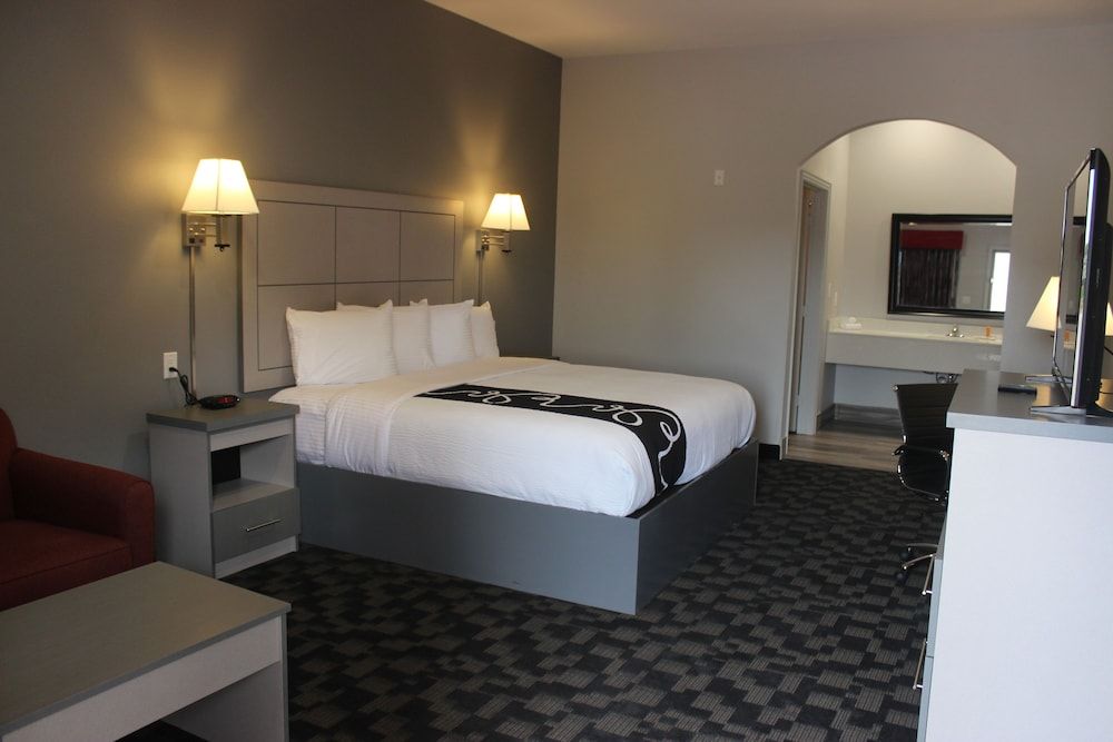 Paris Inn & Suites 3