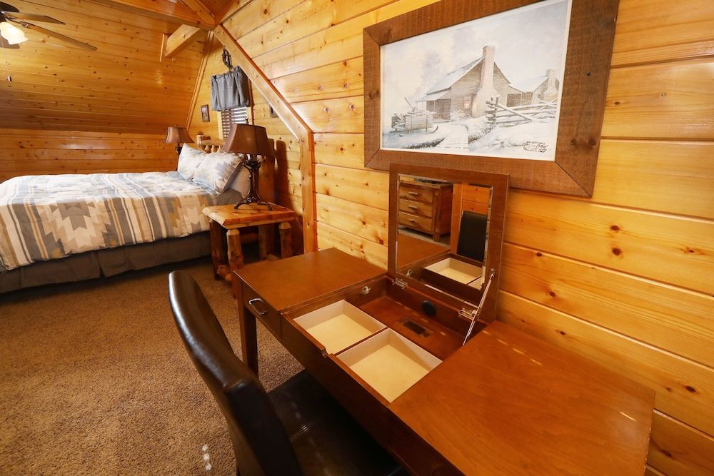 Ridgetop Theatre Lodge - Six Bedroom Cabin 3