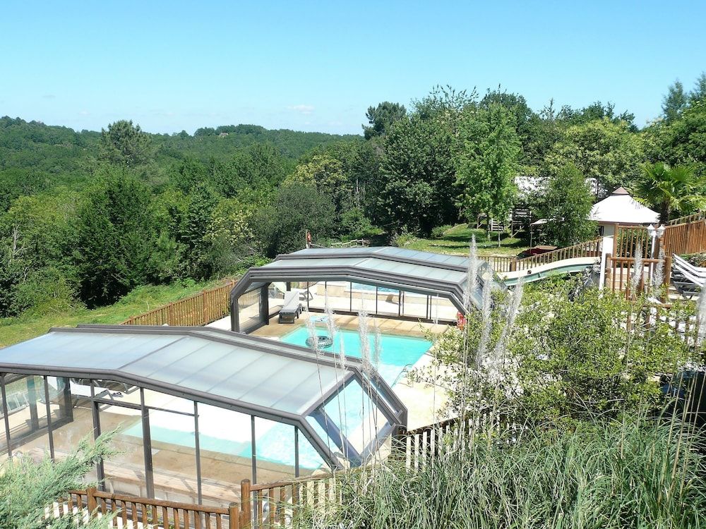 Camping Les Charmes 3 estrellas en Saint-André-d'Allas