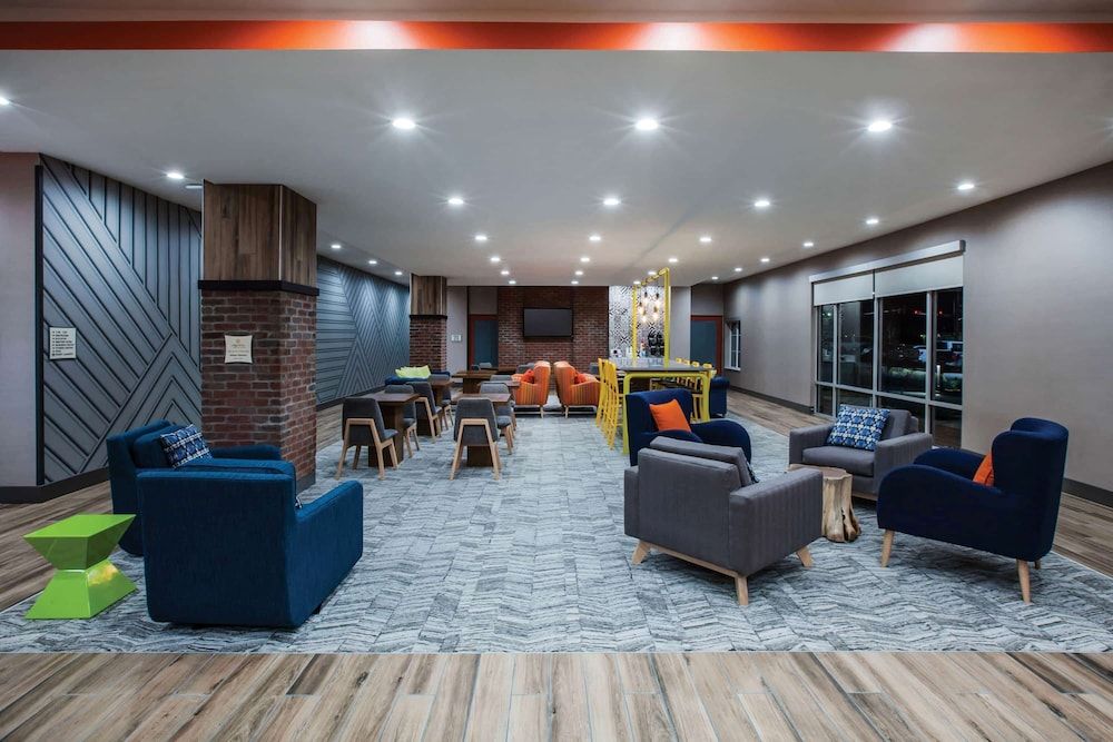 La Quinta Inn & Suites by Wyndham Owasso 3