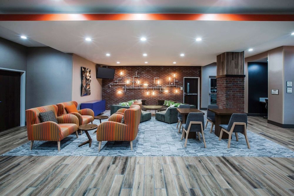 La Quinta Inn & Suites by Wyndham Owasso 2