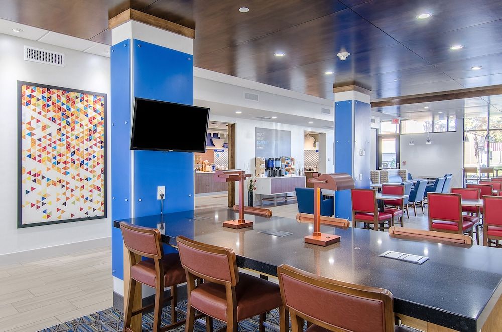 Holiday Inn Express & Suites Atchison by IHG 3