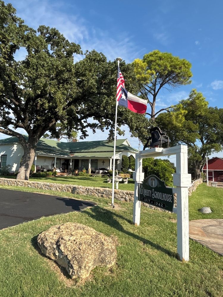 The Old Liberty Schoolhouse B&B -1 estrellas en Azle