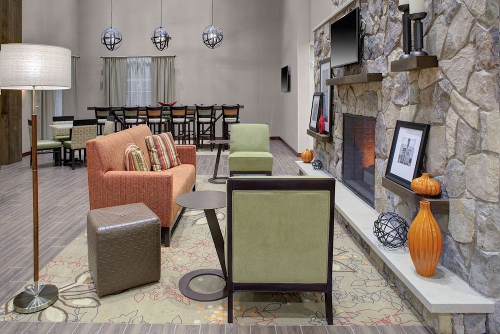 Hampton Inn and Suites Manchester 2