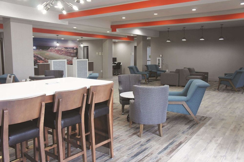 La Quinta Inn & Suites by Wyndham Pittsburg 3