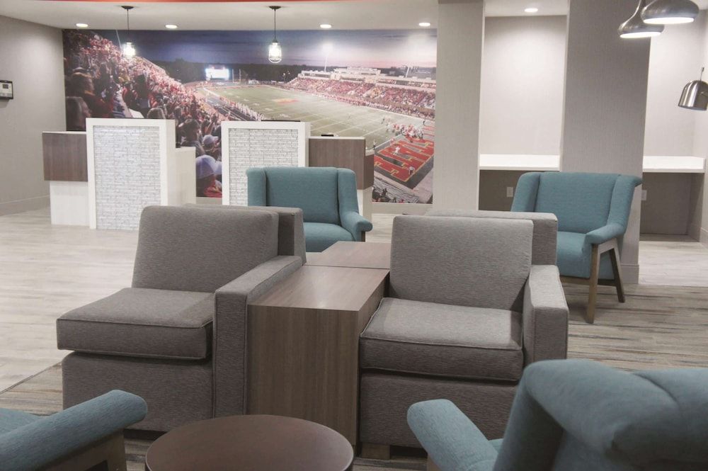La Quinta Inn & Suites by Wyndham Pittsburg 2