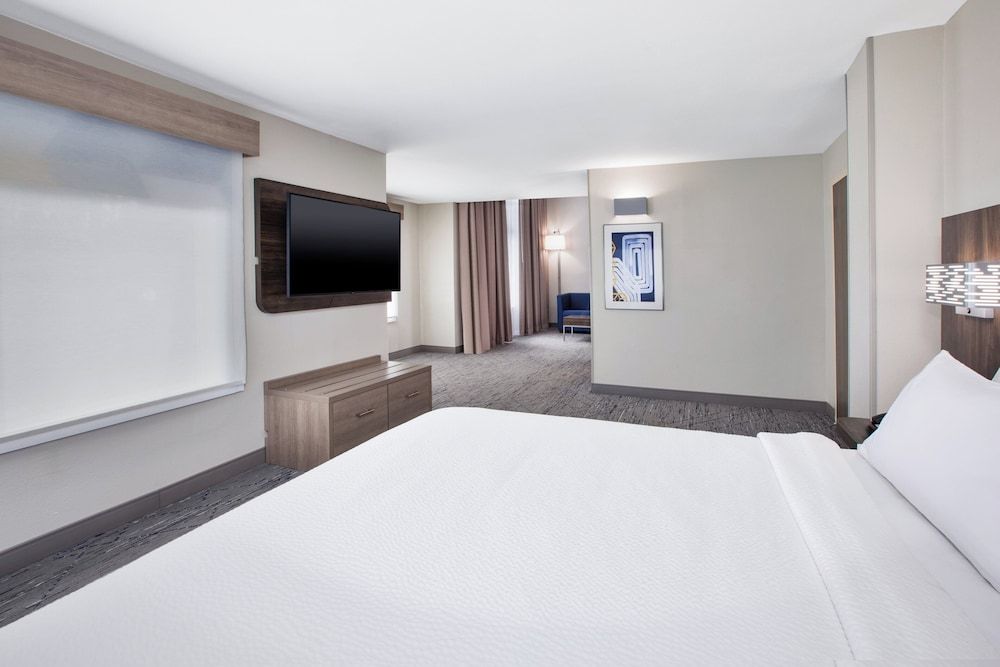 Holiday Inn Express & Suites W. Monroe by IHG 3