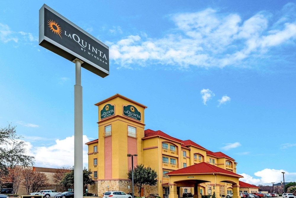 La Quinta Inn & Suites by Wyndham DFW Airport West - Bedford 3 estrellas en Bedford