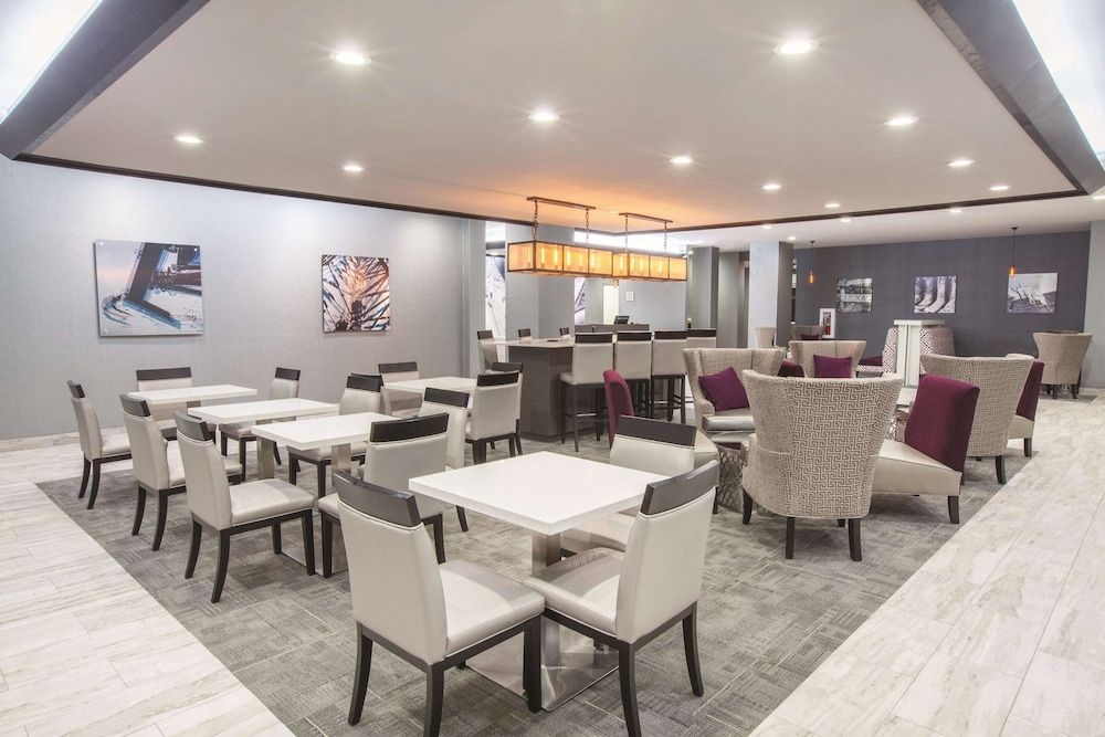 La Quinta Inn & Suites by Wyndham Kingsville 2