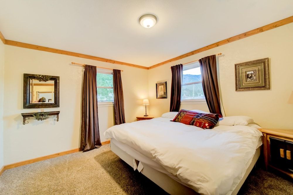7 Bedroom on the Side of Pikes Peak on a Mountain Stream 3